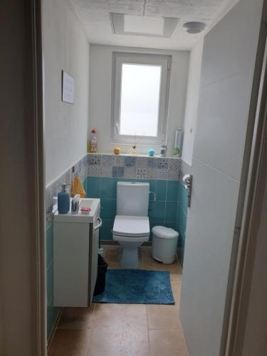 ein Bad mit einem WC, einem Waschbecken und einem Fenster in der Unterkunft JOLIE MAISON CONTEMPORAINE St Emilion in Néac