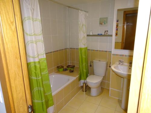 索里亞的住宿－Real 10，浴室配有卫生间、浴缸和水槽。