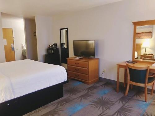 Télévision ou salle de divertissement dans l'établissement Days Inn by Wyndham Osage Beach Lake of the Ozarks
