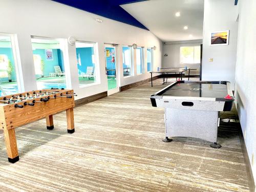 Salle de jeux dans l'établissement Days Inn by Wyndham Osage Beach Lake of the Ozarks