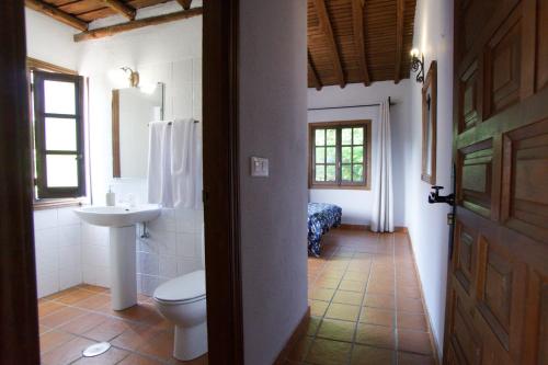 ein Bad mit einem WC und einem Waschbecken in der Unterkunft Casas Arbillas in Arenas de San Pedro