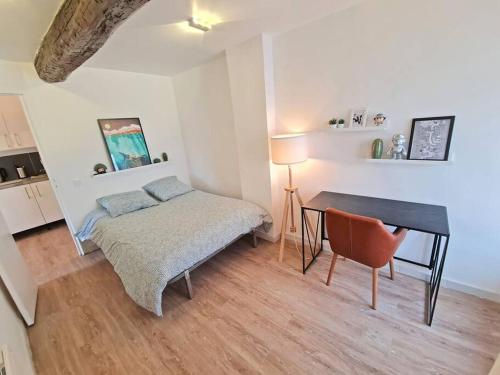 une chambre avec un lit, un bureau et une table dans l'établissement GregBnb - T2 Design 38m2 - Toulon Est - Wifi Fibre - n7, à Toulon