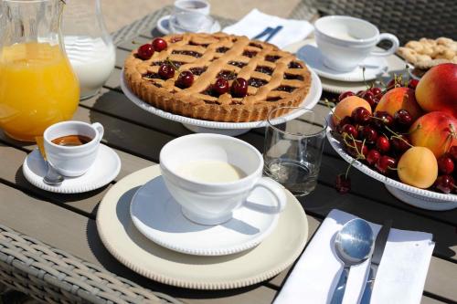 a table topped with a pie and a bowl of fruit at Agriturismo Arco di Sole in Alberobello