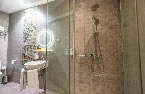 Bilik mandi di Posada del Dragón Boutique Hotel