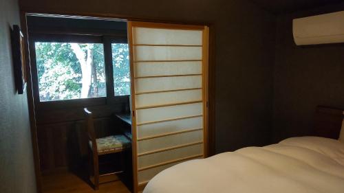 a bedroom with a closet and a bed and a window at villa YUUNOBI - Vacation STAY 78559v in Taragi