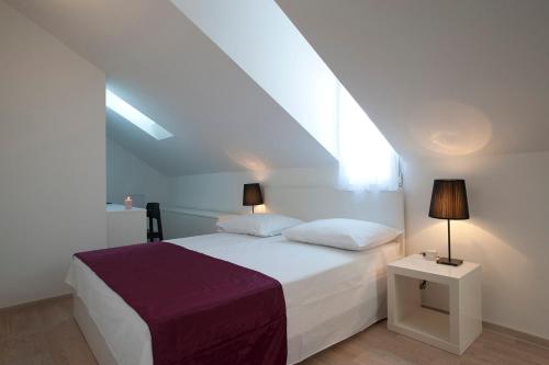 Llit o llits en una habitació de Attic Apartments Split