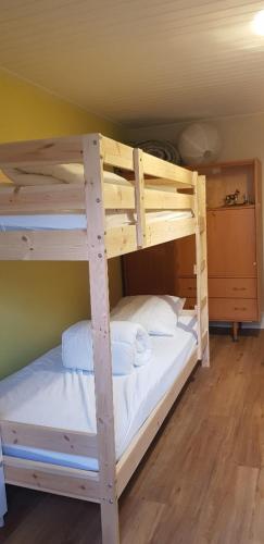 quelques lits superposés dans une chambre dans l'établissement Lodge-Sagne une ferme rénovée au cœur du Cantal à proximité de la station de ski du Lioran, à Neussargues en Pinatelle