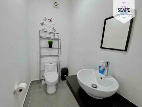 a bathroom with a white toilet and a sink at IDEAL & CÁLIDO apartamento de 3 PISOS ROOF & GYM in Cancún