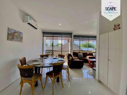 a dining room and living room with a table and chairs at IDEAL & CÁLIDO apartamento de 3 PISOS ROOF & GYM in Cancún