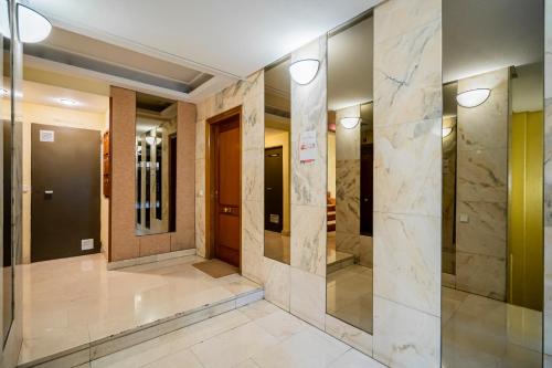 un pasillo con ascensores en un edificio en dobohomes - Francisco Santos, en Madrid