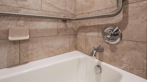 Ένα μπάνιο στο Best Western Plus Silver Saddle Inn
