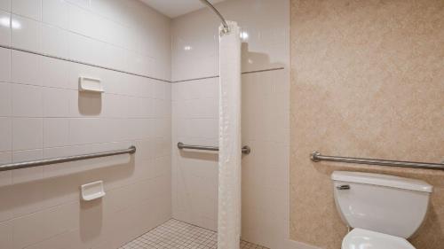 Ένα μπάνιο στο Best Western Plus Silver Saddle Inn
