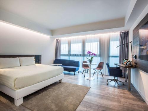Postel nebo postele na pokoji v ubytování Novotel Roma Eur