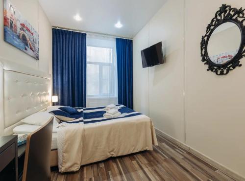 Кровать или кровати в номере Три Мушкетера Отель