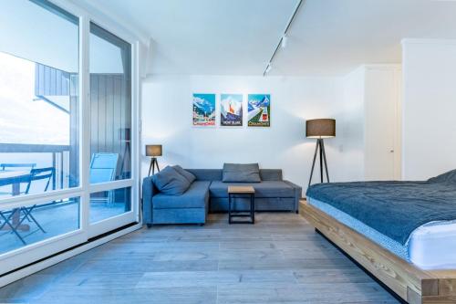 une chambre avec un lit et un canapé dans l'établissement Charming Studio With Balcony And View In Chamonix, à Chamonix-Mont-Blanc