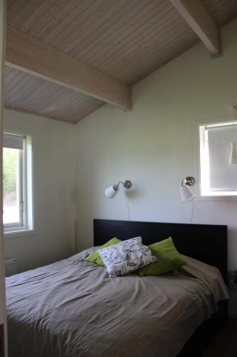 Säng eller sängar i ett rum på Lakeview Houses Sweden