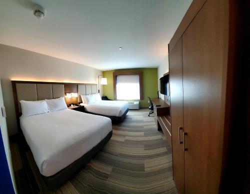 una camera d'albergo con due letti e una televisione di Holiday Inn Express - Wells-Ogunquit-Kennebunk, an IHG Hotel a Wells
