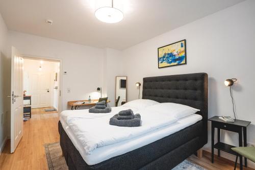 グリュックスブルクにあるFEWO Seeblickの大きなベッドとタオル2枚のある寝室