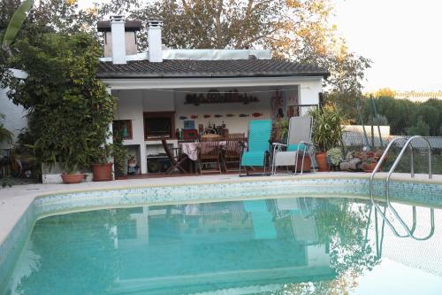 uma piscina em frente a uma casa em Sossego na cidade em Viseu