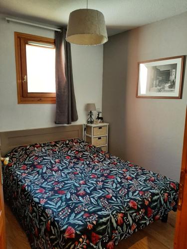 Tempat tidur dalam kamar di VALMEINIER - LE GRAND PANORAMA II - Piscine intérieure
