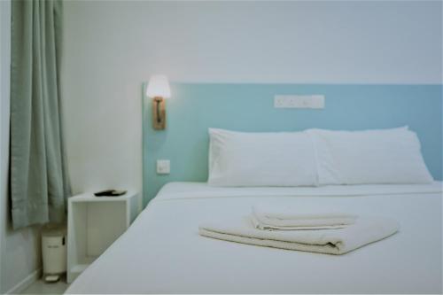 Un pat sau paturi într-o cameră la Nala Island Village