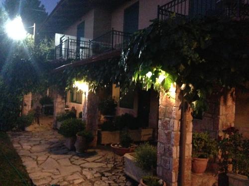 Aphrodite's Inn Kalavritaにある庭
