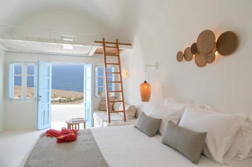 Un pat sau paturi într-o cameră la SunSea Living Suites
