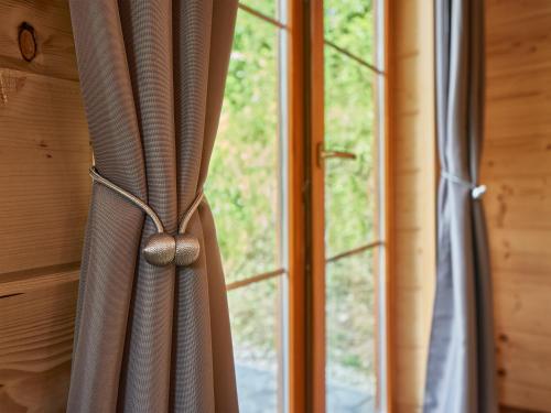 a curtain in front of a window at Pienińska Chata in Krościenko