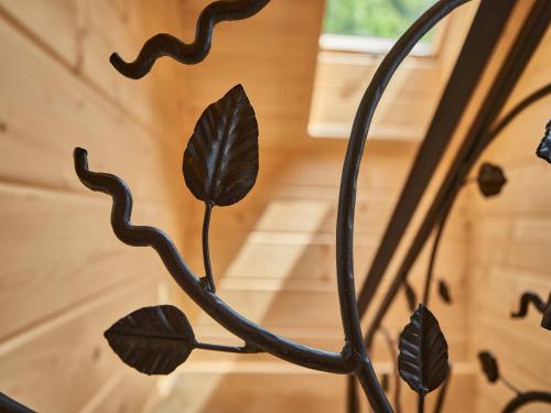a metal sculpture of a plant with leaves at Pienińska Chata in Krościenko