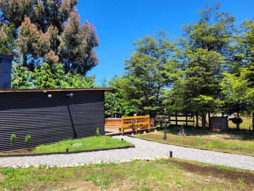 Taman di luar Cabaña Alpina para 2 en Puerto Varas