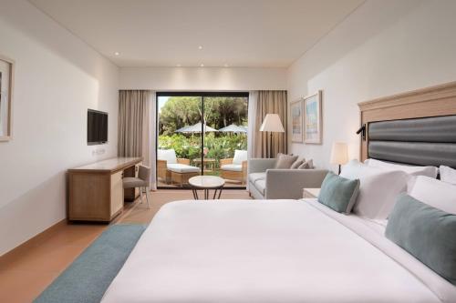 Un pat sau paturi într-o cameră la Pine Cliffs Ocean Suites, a Luxury Collection Resort & Spa, Algarve