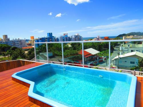 una piscina en la azotea de un edificio en Residencial Açores, en Bombinhas