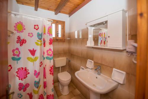 Ένα μπάνιο στο Georgia Apartments Sidari