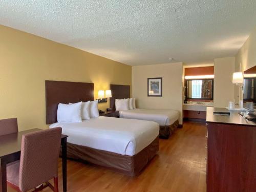 um grande quarto de hotel com duas camas e uma cozinha em Best Western Greenville Airport em Greenville