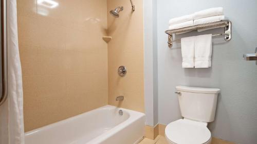 Koupelna v ubytování Best Western St. Clairsville Inn & Suites
