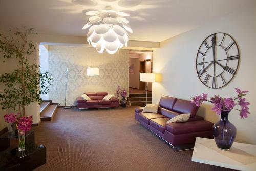 奇武胡夫的住宿－坎普爾酒店，客厅配有两张沙发和一个吊灯。
