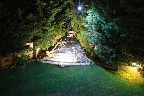 eine Aussicht über eine Treppe in einem Park in der Nacht in der Unterkunft In White Villa in Lagonisi