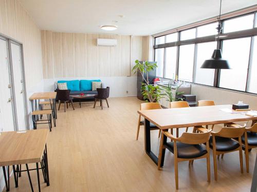 ゲストハウス五島時光 في غوتو: مكتب به طاولات وكراسي وأريكة