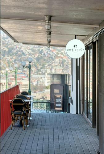a balcony with a table and chairs on a building at Nuevo Departamento Vive Barón Valparaíso in Valparaíso