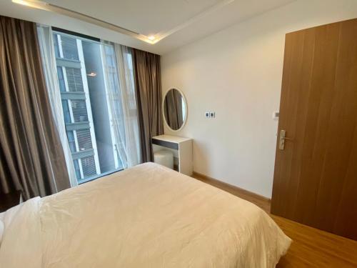 Letto o letti in una camera di Vinhomes Metropolis Hanoi Apartment Hotel
