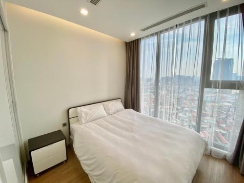 Letto o letti in una camera di Vinhomes Metropolis Hanoi Apartment Hotel