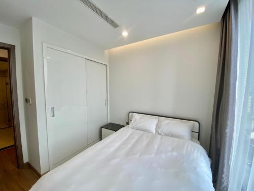 Letto o letti in una camera di Vinhomes Metropolis Hanoi Apartment Hotel