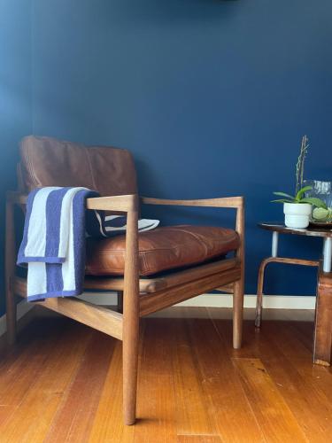 a brown leather chair sitting on a wooden floor at Skippers Apollo Bay in Apollo Bay