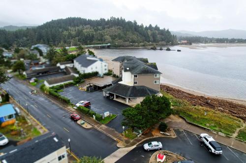 Pemandangan dari udara bagi Siletz Bay Beachfront Hotel by OYO Lincoln City