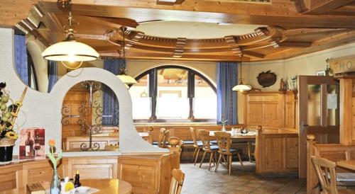 Un restaurante o sitio para comer en Gasthaus Hotel Feldschlange