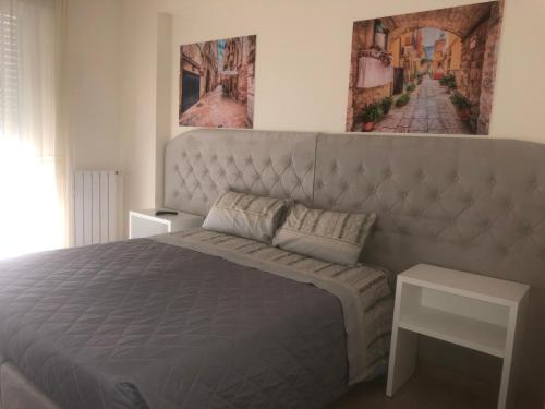 ein Schlafzimmer mit einem großen Bett und einem Gemälde an der Wand in der Unterkunft B&B Waltanna Airport in Bari