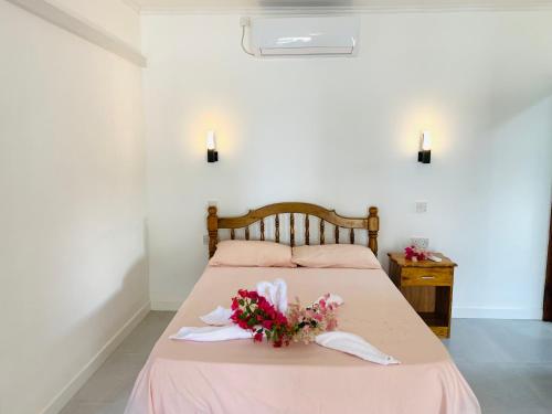 a bedroom with a bed with flowers on it at Horizon view in Victoria