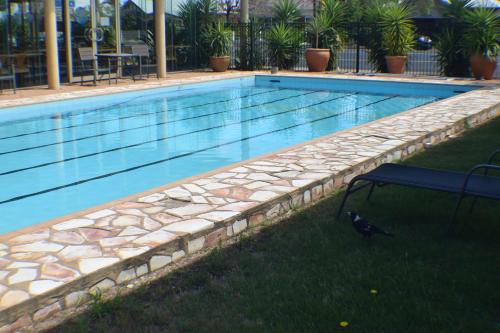 Бассейн в The Oxley Motel Dubbo или поблизости