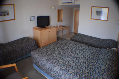 Телевизор и/или развлекательный центр в The Oxley Motel Dubbo
