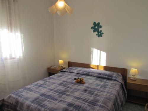 una camera da letto con un letto con un orsacchiotto sopra di Luminous flat with frontal sea view - Beahost a Bibione